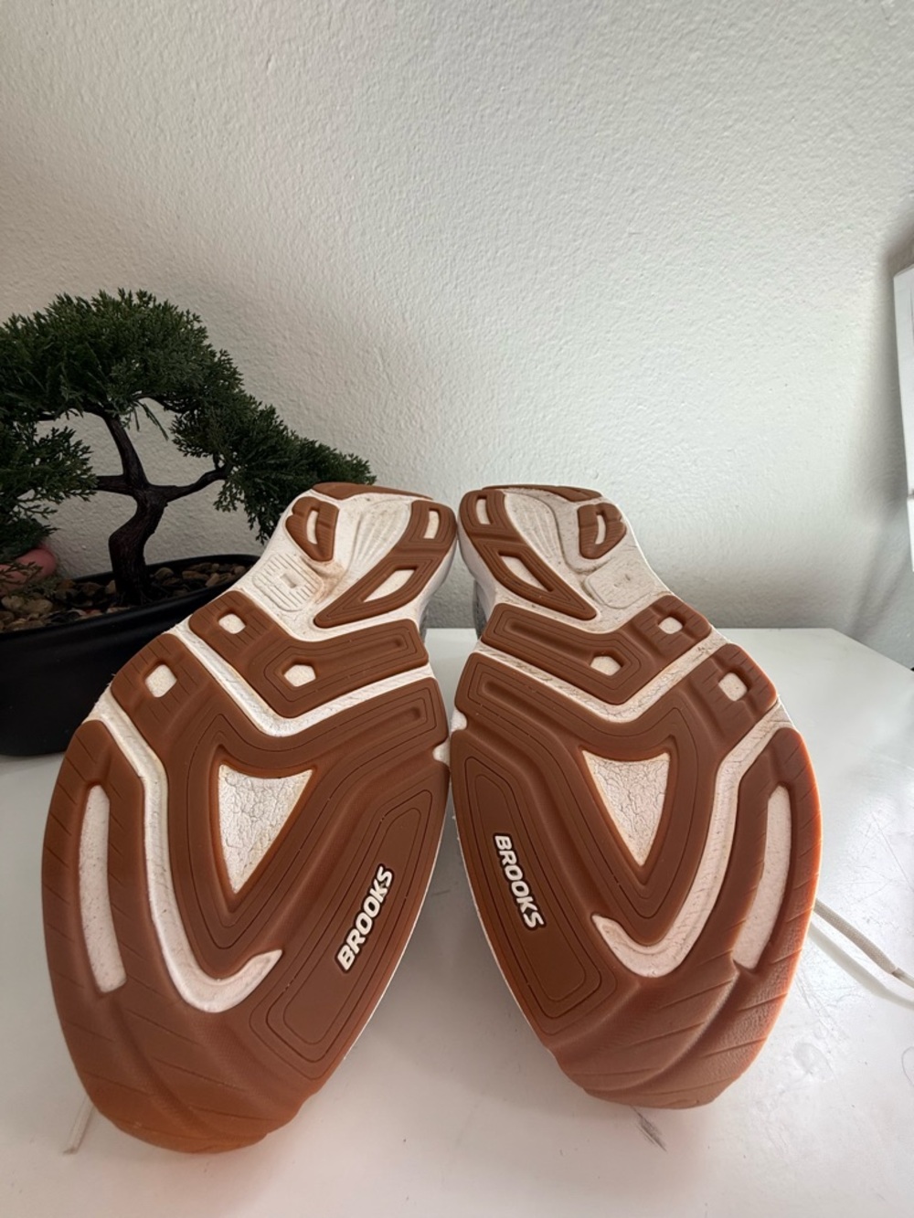 Brooks Revel 8 Men's Running Shoe in White with Black and Gold Logo - Picture 9 of 10